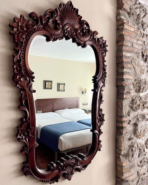 Twin Room | Minibar, in-room safe, individually decorated, individually furnished