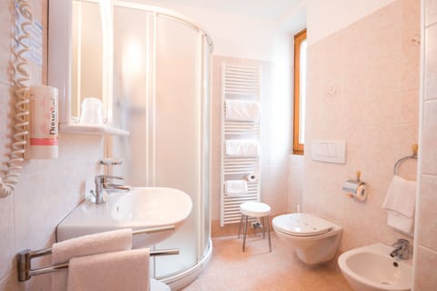 Superior Triple Room | Bathroom | Shower, free toiletries, hair dryer, bidet
