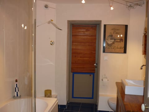 Suite | Bathroom | Hair dryer, slippers, towels