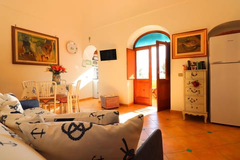 House, 1 Bedroom, Smoking, Terrace | Living area | 36-inch flat-screen TV with cable channels