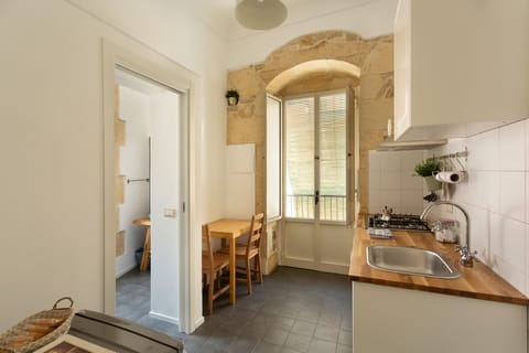 Deluxe Apartment | Private kitchen | Fridge, oven, stovetop, coffee/tea maker