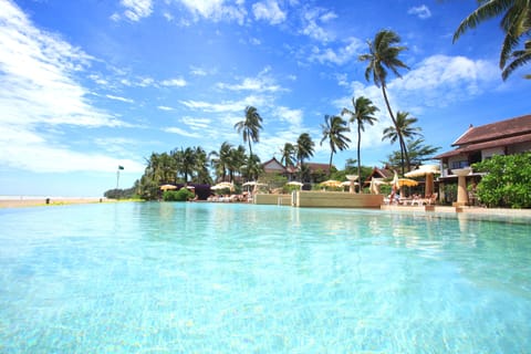 3 outdoor pools, sun loungers