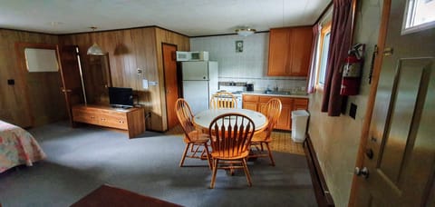 Family Room, 1 Bedroom, Non Smoking, Kitchen | Private kitchen | Microwave, coffee/tea maker