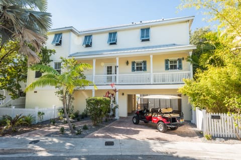 The golf cart is not included in the rental, but can be rented from Hydro Thunder.