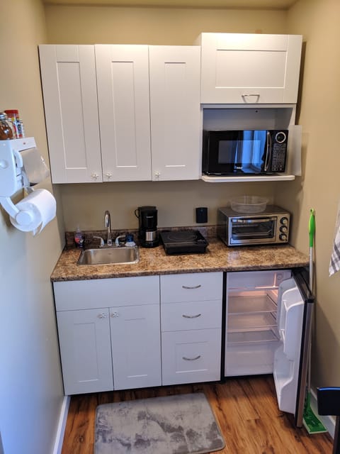 Seastar Room (No Pets) | Mini-refrigerator