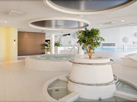 Indoor spa tub