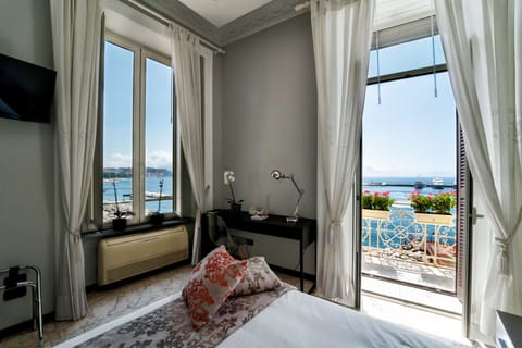 Deluxe Double Room, Private Bathroom, Bay View | Laptop workspace, free WiFi