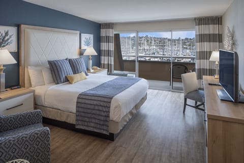 Hypo-allergenic bedding, in-room safe, desk, laptop workspace