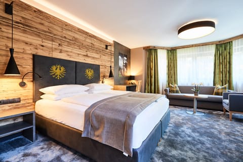 Junior Suite | Hypo-allergenic bedding, minibar, in-room safe, desk