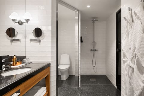 Room, 1 King Bed (Solo Up) | Bathroom | Shower, rainfall showerhead, free toiletries, hair dryer