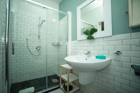Double Room | Bathroom | Shower, rainfall showerhead, free toiletries, hair dryer