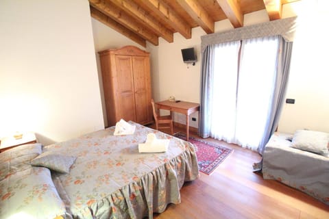 Individually furnished, desk, free WiFi