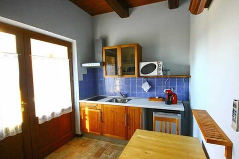 Comfort Apartment (Blu) | Private kitchen | Fridge, microwave, stovetop, coffee/tea maker