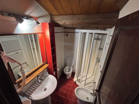 Deluxe Apartment (Rosso) | Bathroom | Shower, hair dryer, bidet, towels