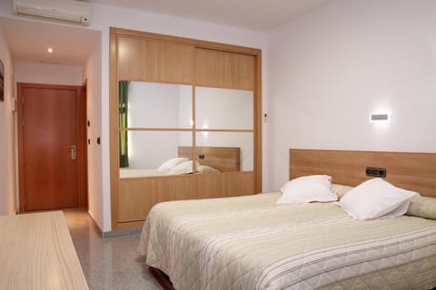 Desk, soundproofing, WiFi (free), bed sheets