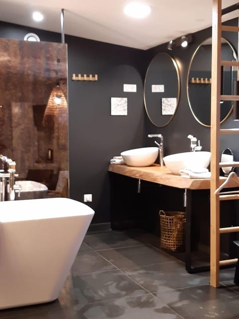 Superior Double Room, 1 King Bed | Bathroom amenities | Free toiletries, hair dryer, bathrobes, towels