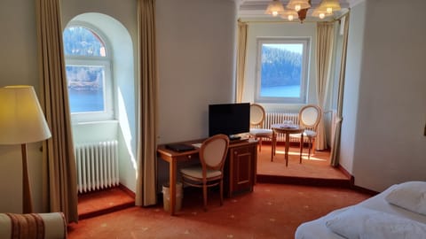 Superior Double Room, Lake View (Hauptgebäude) | Living area | Flat-screen TV