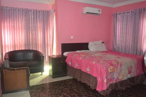 Suite | Desk, laptop workspace, bed sheets