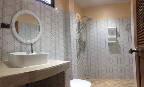 Shower, free toiletries, towels