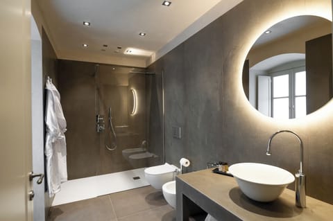 Deluxe Double Room, City View | Bathroom | Free toiletries, bathrobes, slippers, towels