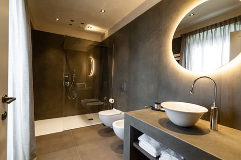 Suite | Bathroom | Free toiletries, bathrobes, slippers, towels