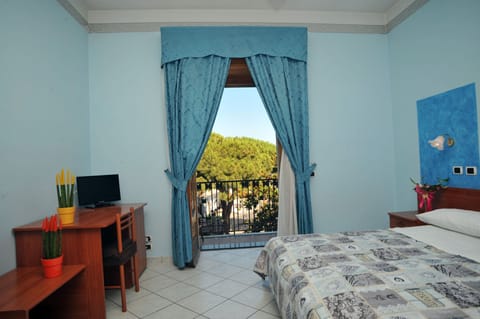 Double or Twin Room | In-room safe, desk, bed sheets