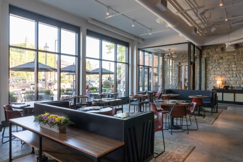 Lunch and dinner served, American cuisine