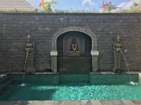Fountain statues