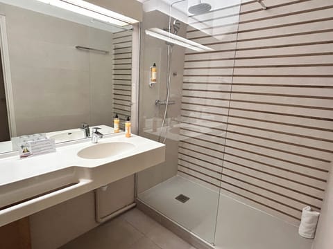 Superior Room, Balcony, Sea View | Bathroom | Hair dryer, towels