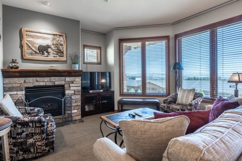 Living Room, Gas Fireplace, Flatscreen TV