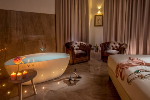 Junior Studio Suite, Bathtub | In-room safe, individually decorated, individually furnished, desk