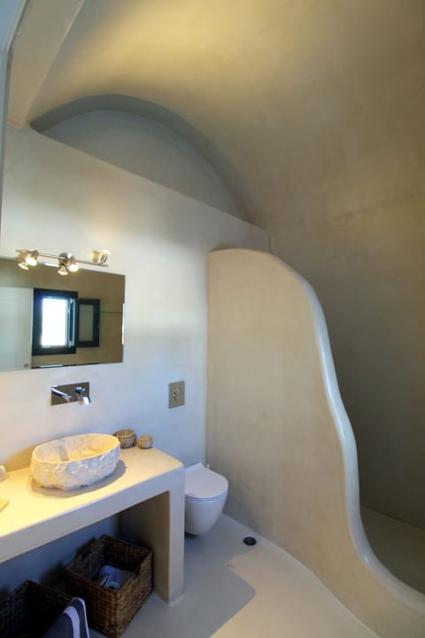 Honeymoon Suite | Bathroom | Shower, free toiletries, hair dryer, bathrobes