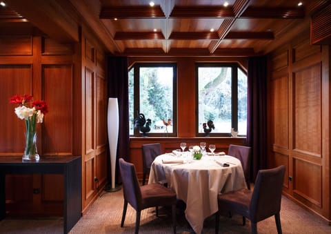 2 restaurants; lunch and dinner served