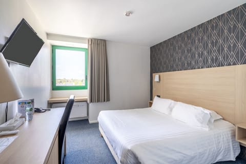 Standard Double Room | In-room safe, desk, laptop workspace, blackout drapes