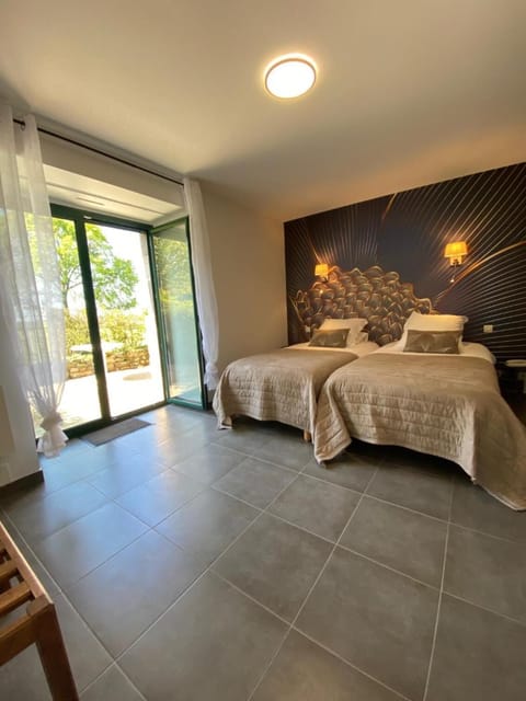 19 bedrooms, individually decorated, individually furnished, desk