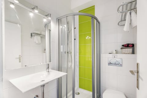 Comfort Double Room | Bathroom | Free toiletries, hair dryer, towels