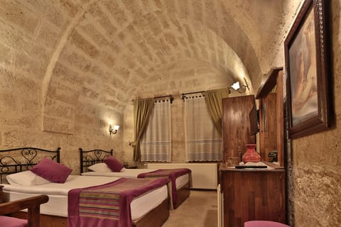 Twin Room | Hypo-allergenic bedding, minibar, desk, laptop workspace