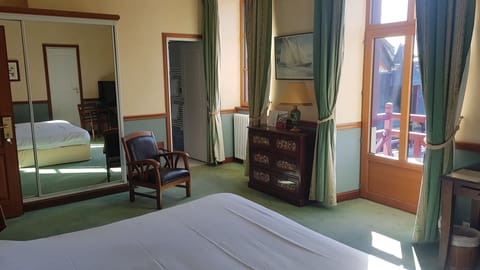 Deluxe Double Room | Minibar, desk, laptop workspace, blackout drapes