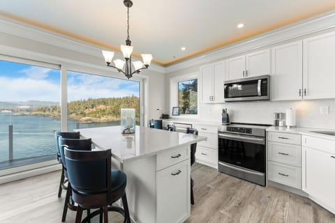 Signature Suite, 2 Bedrooms, Bay View | Private kitchen | Microwave, coffee/tea maker, electric kettle, toaster