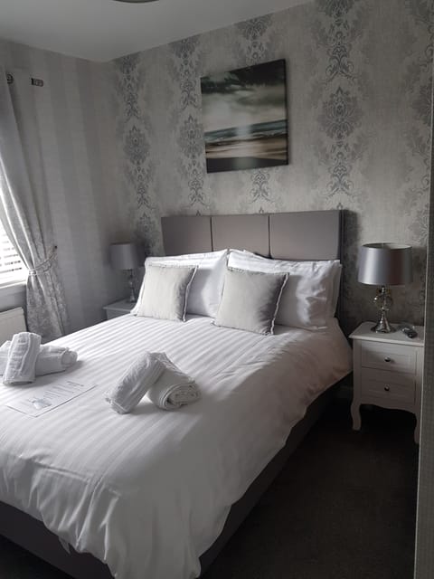 Basic Double Room Single Use, Ensuite (Bedroom 1) | Iron/ironing board, free WiFi, bed sheets
