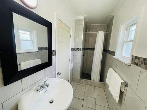 Basic Single Room, 1 Queen Bed | Bathroom | Combined shower/tub, free toiletries, hair dryer, towels