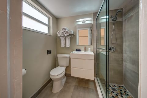 Standard King Room | Bathroom | Shower, hydromassage showerhead, free toiletries, hair dryer