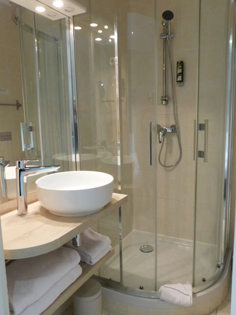 Double Room (Small) | Bathroom | Free toiletries, hair dryer, towels
