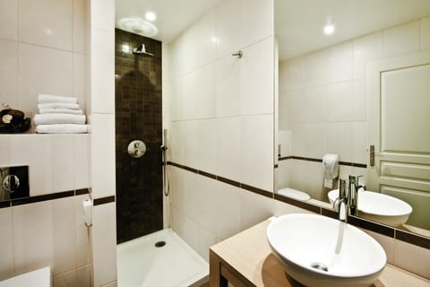 Deep soaking tub, towels