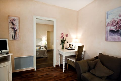 Desk, soundproofing, free WiFi, bed sheets