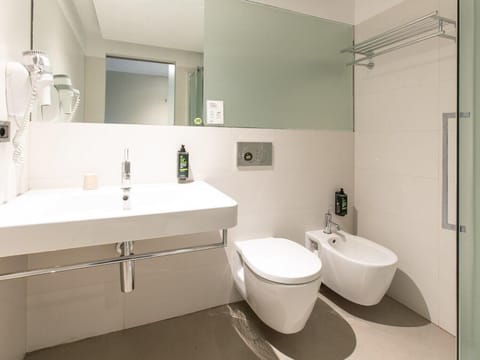 Twin Room, Terrace | Bathroom | Shower, rainfall showerhead, hair dryer, towels