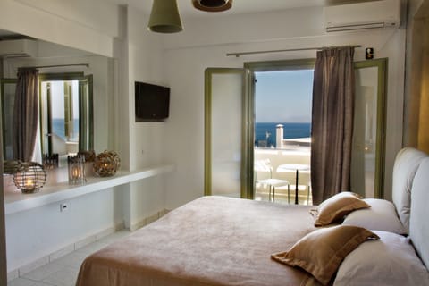 Deluxe Studio, Sea View | Premium bedding, in-room safe, desk, iron/ironing board