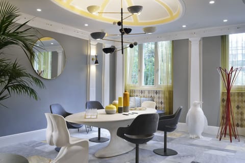 Lobby lounge