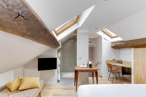 Deluxe Room | Premium bedding, in-room safe, desk, laptop workspace
