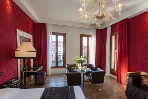 Junior Suite on the Gran Canal | Down comforters, minibar, in-room safe, desk
